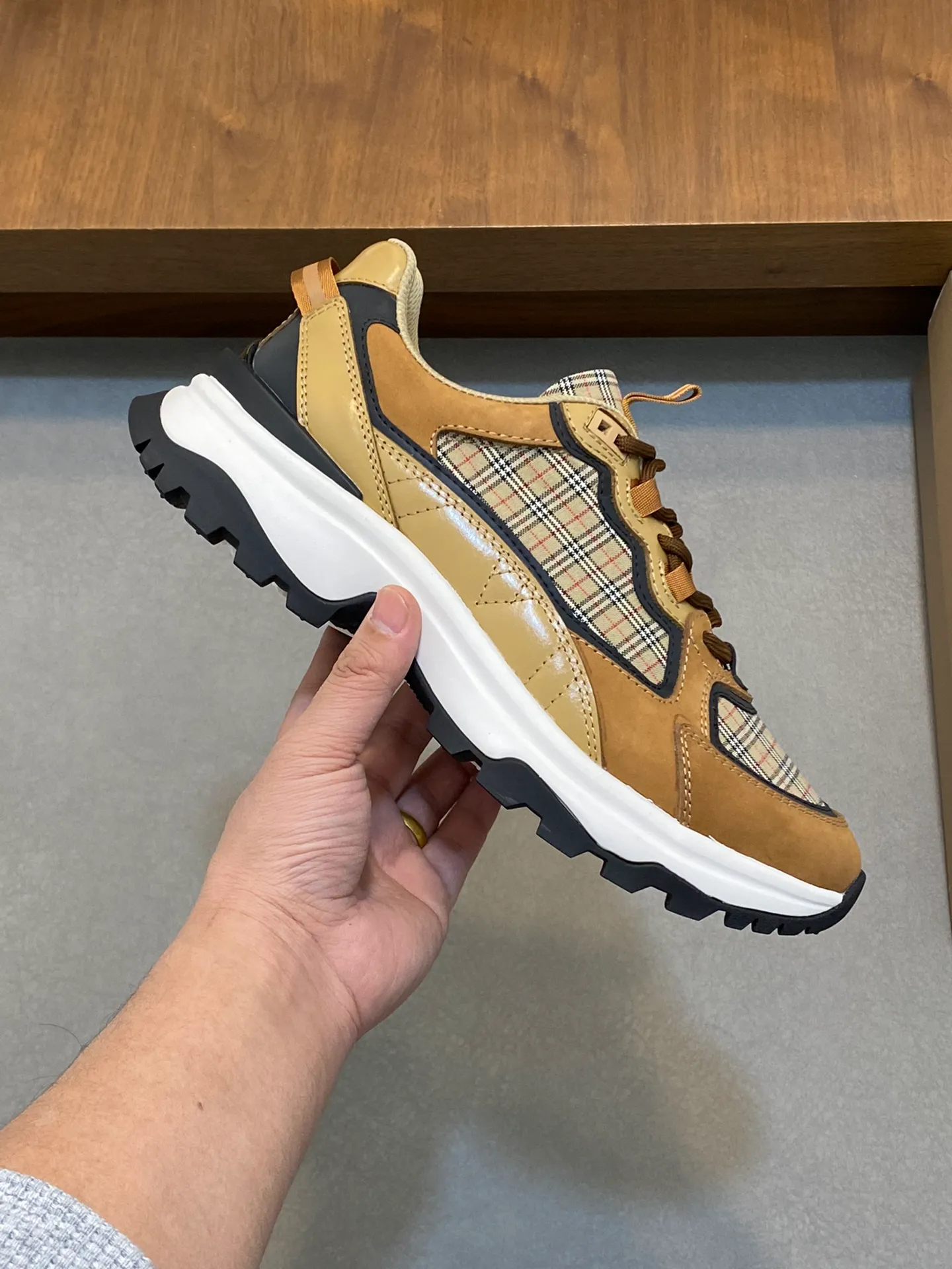 💰660 Burberry 2024🆕Ss men's classic low-cut thick-soled sneakers, made of first-grain cowhide and decorated with the new brand logo. First-layer cowhide foot pads, heel decorated with Burberry letter embossed logo, T men's men's shoes 💰U original outsole! Size: 39-44 (customized at 38.45)